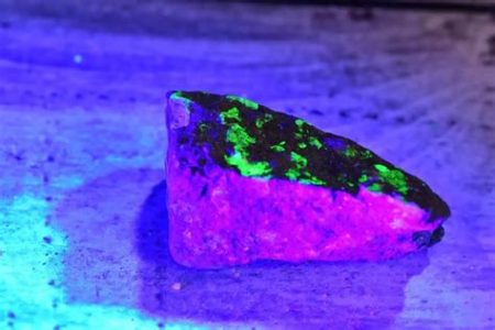 5 Amazing Rocks that Glow under Black Light in 2025