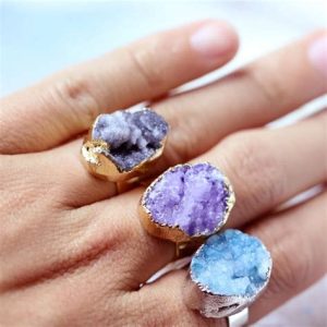 2025's Enchanting Gem: Ring Geode VS. Traditional Jewelry