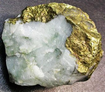 Pyrite Quartz vs. Clear Quartz: Which One Should You Choose?