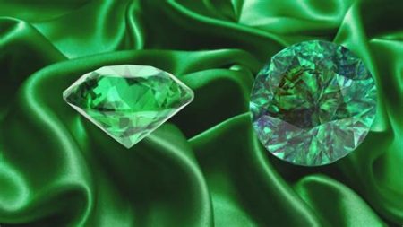 40002025: Light Green Crystals VS Emerald Crystals