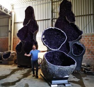 Large Geode Rocks 2025: VS. VS. VS. Tables