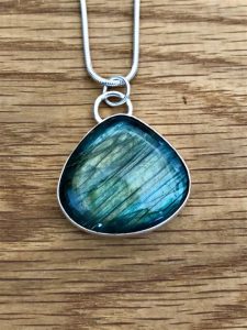 2025 Labradorite Pendant: Value VS Style