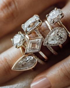 Crystals in Rings 2025: Natural Beauty VS Timeless Style