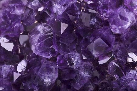 Aura Crystal vs. Healing Crystal: The Power of 2025